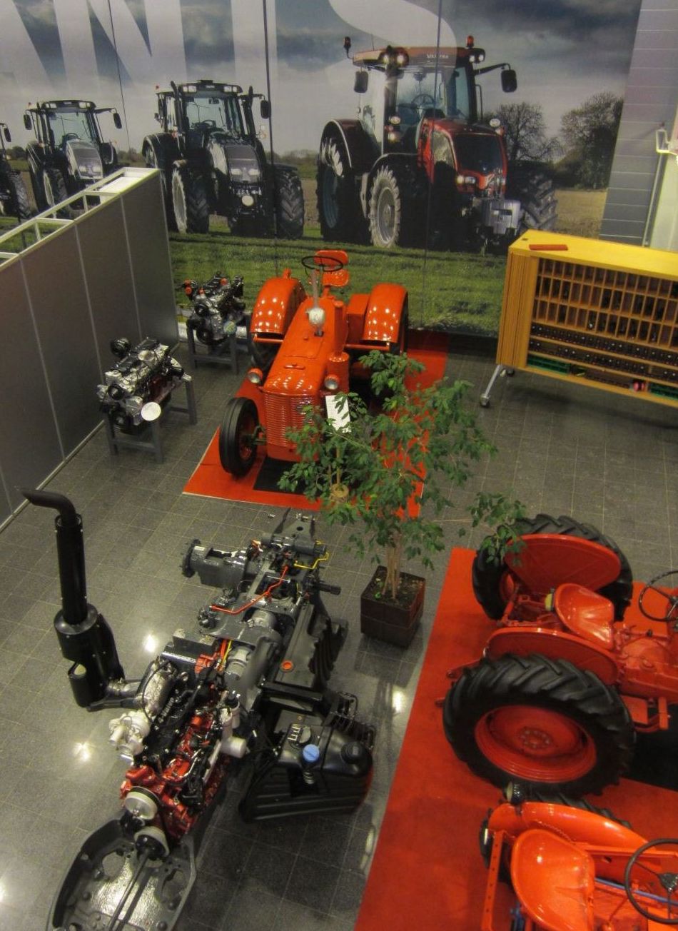 .veeb.Palju vanu ja uusi traktoreid VALTRA tehases..jpg